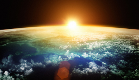 Los rayos del Sol calientan la superficie terrestre y mantienen la temperatura del planeta.